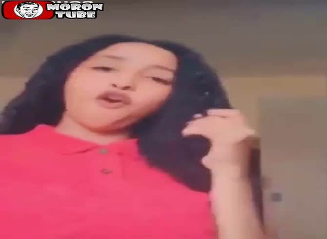 Video :She inadvertently shoots herself while playing with a pistol
